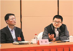 王达武委员（左一）在小组讨论时表示，要扎根主业、深耕实业，坚定不移走专精特新发展道路。