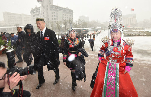 民族盛装靓两会