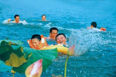 五水共治见成效 村民游泳乐淘淘