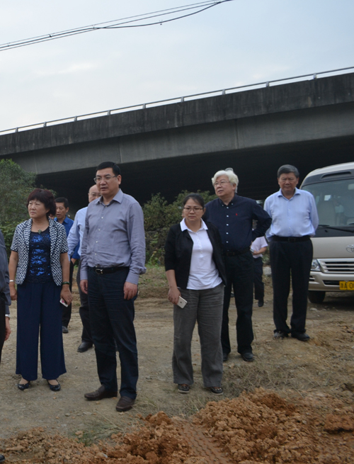 委员在建德高速公路边开现场会