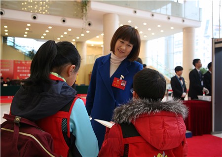 小记者采访