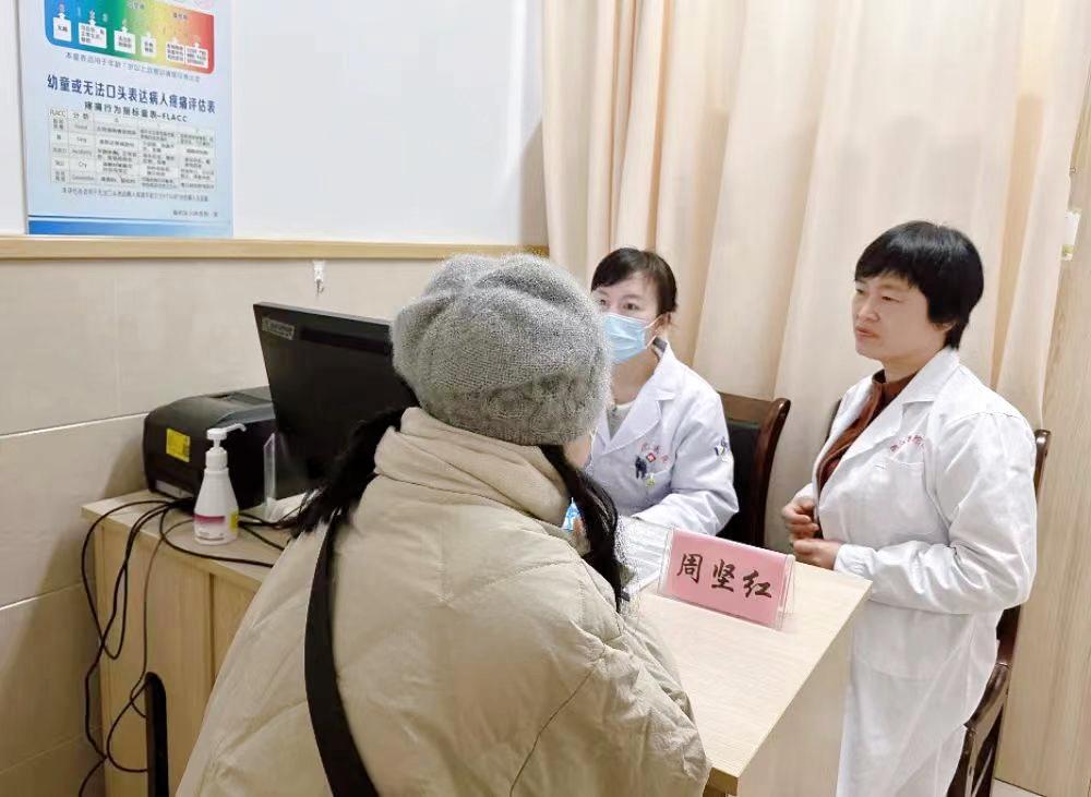 省政协委员、浙江大学医学院附属妇产科医院妇三科主任周坚红在委员名医工作室开展义诊活动