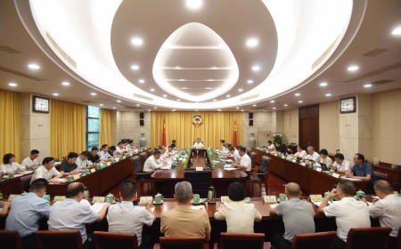 省政协党组理论学习中心组举行专题学习会 廉毅敏主持并讲话