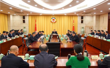 省政协党组理论学习中心组举行学习贯彻党的二十届四中全会精神专题学习会 廉毅敏主持并讲话