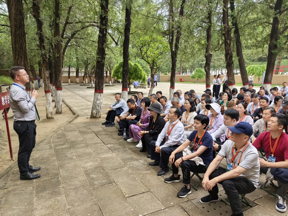 2026年5月26日参加培训的委员们在杨家岭聆听微党课
