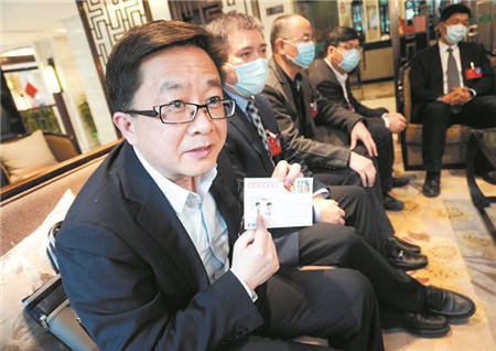 接受采访