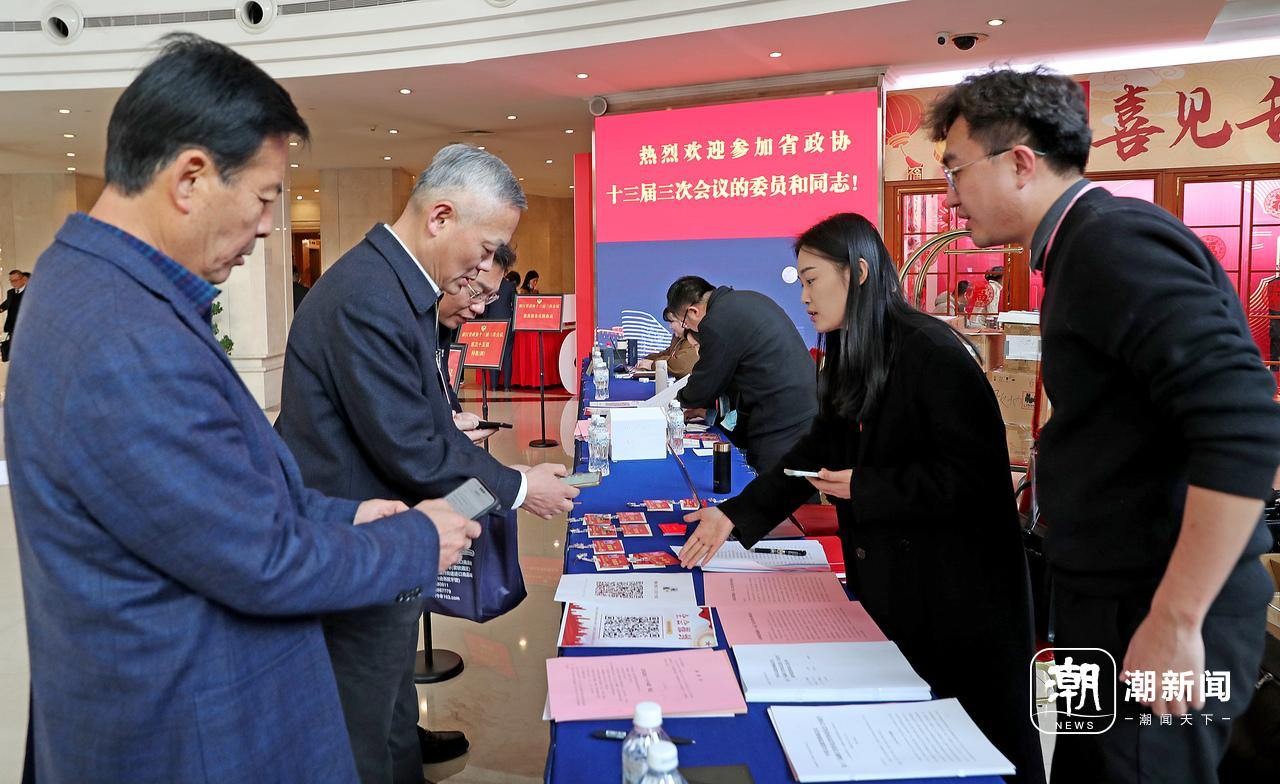 省政协委员陆续报到