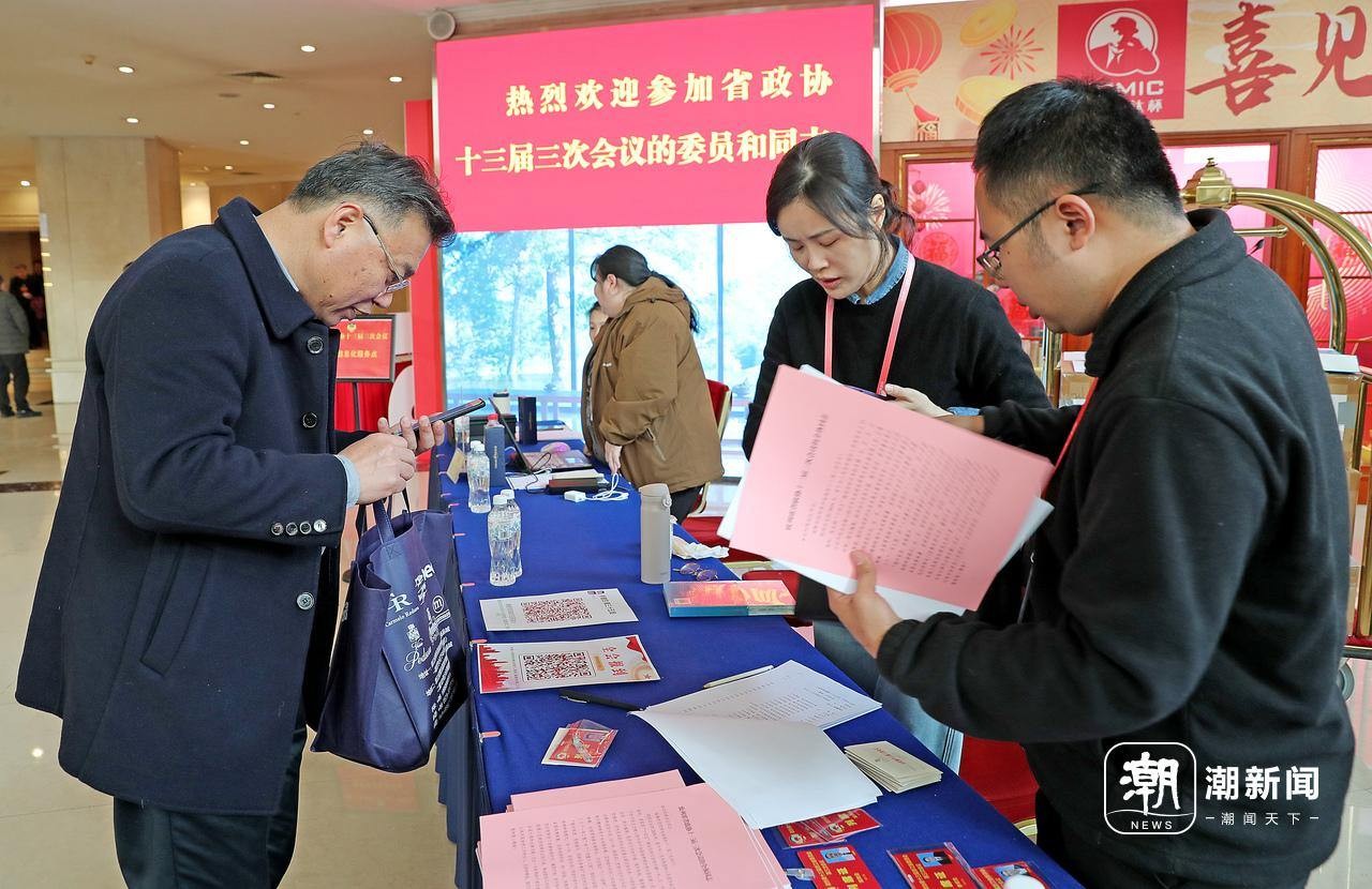 省政协委员陆续报到