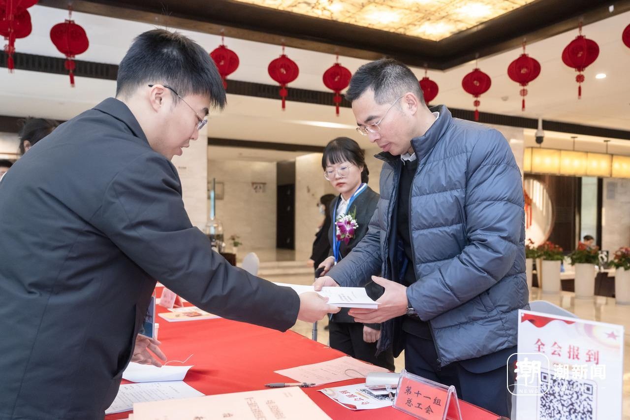 省政协委员陆续报到