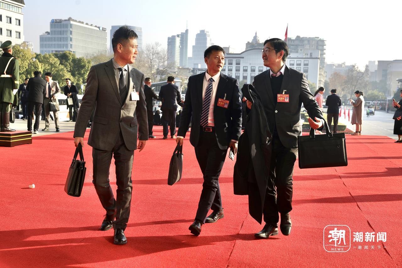 委员们步入会场