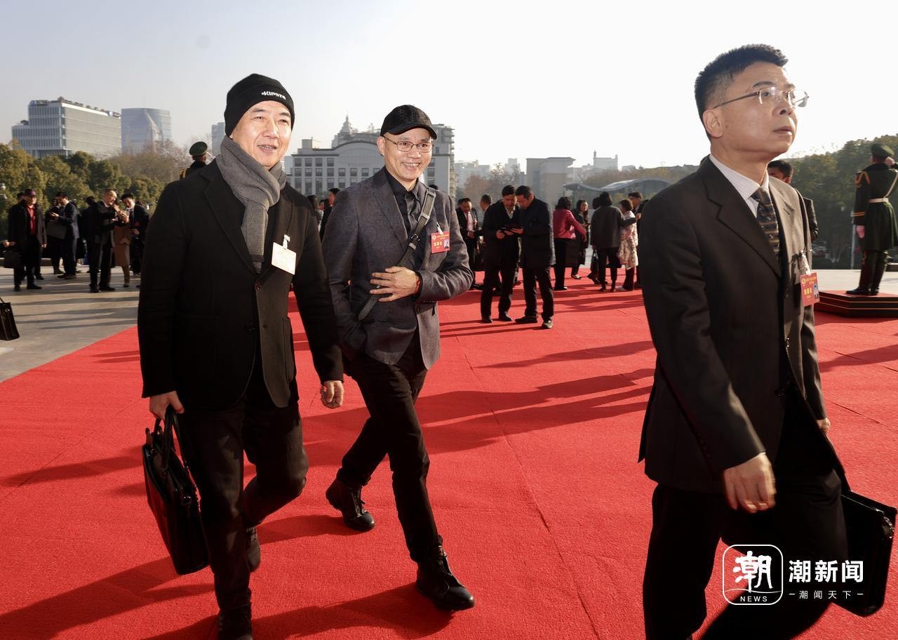 委员们步入会场