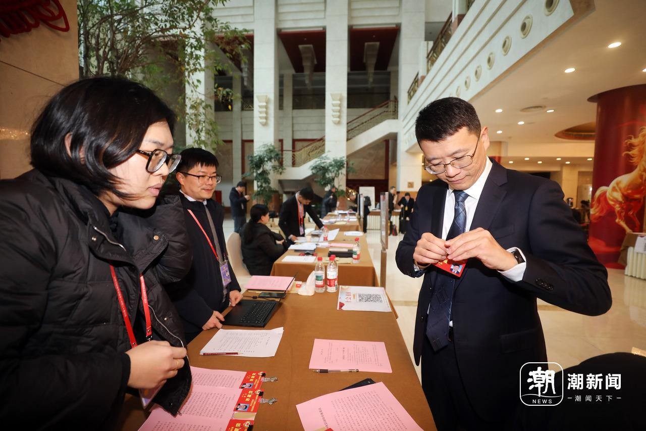 省政协委员陆续报到