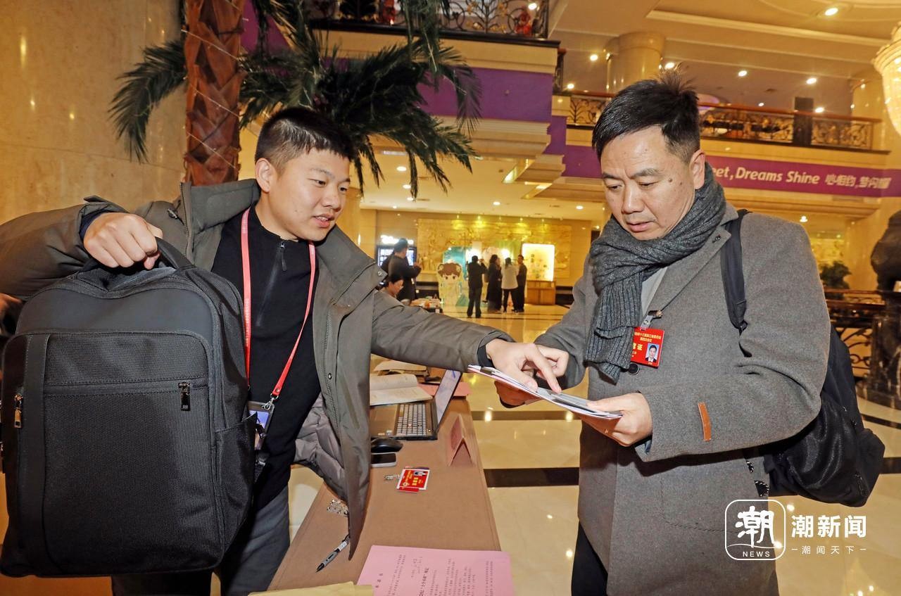 省政协委员陆续报到