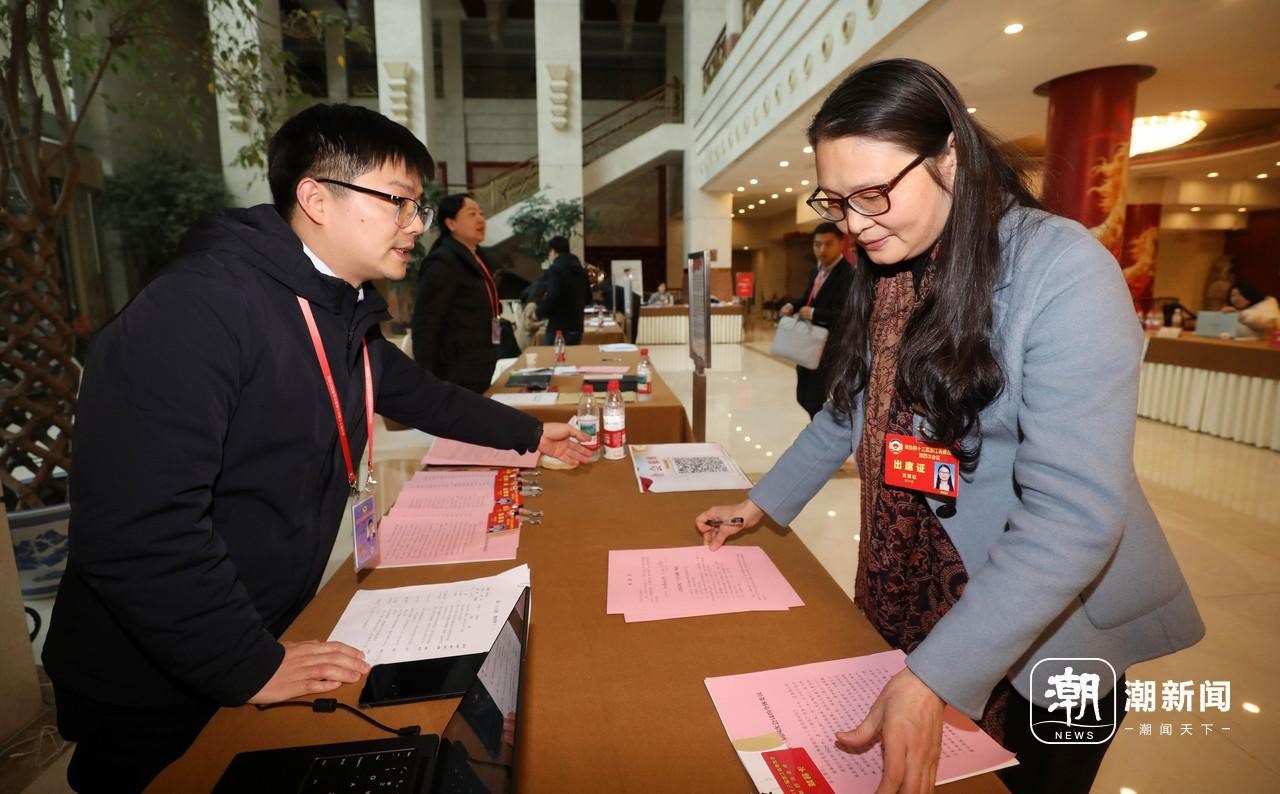 省政协委员陆续报到