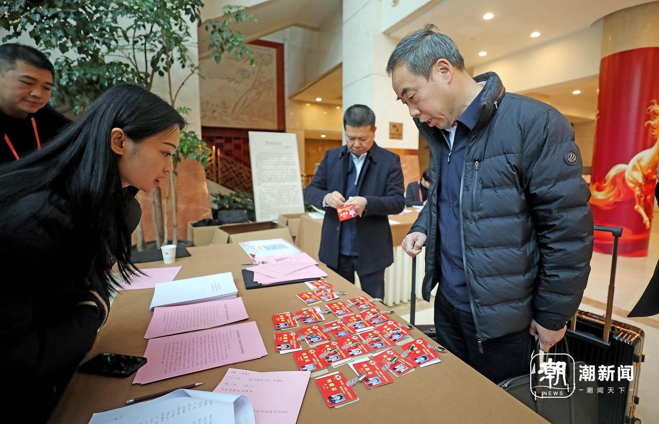 省政协委员陆续报到