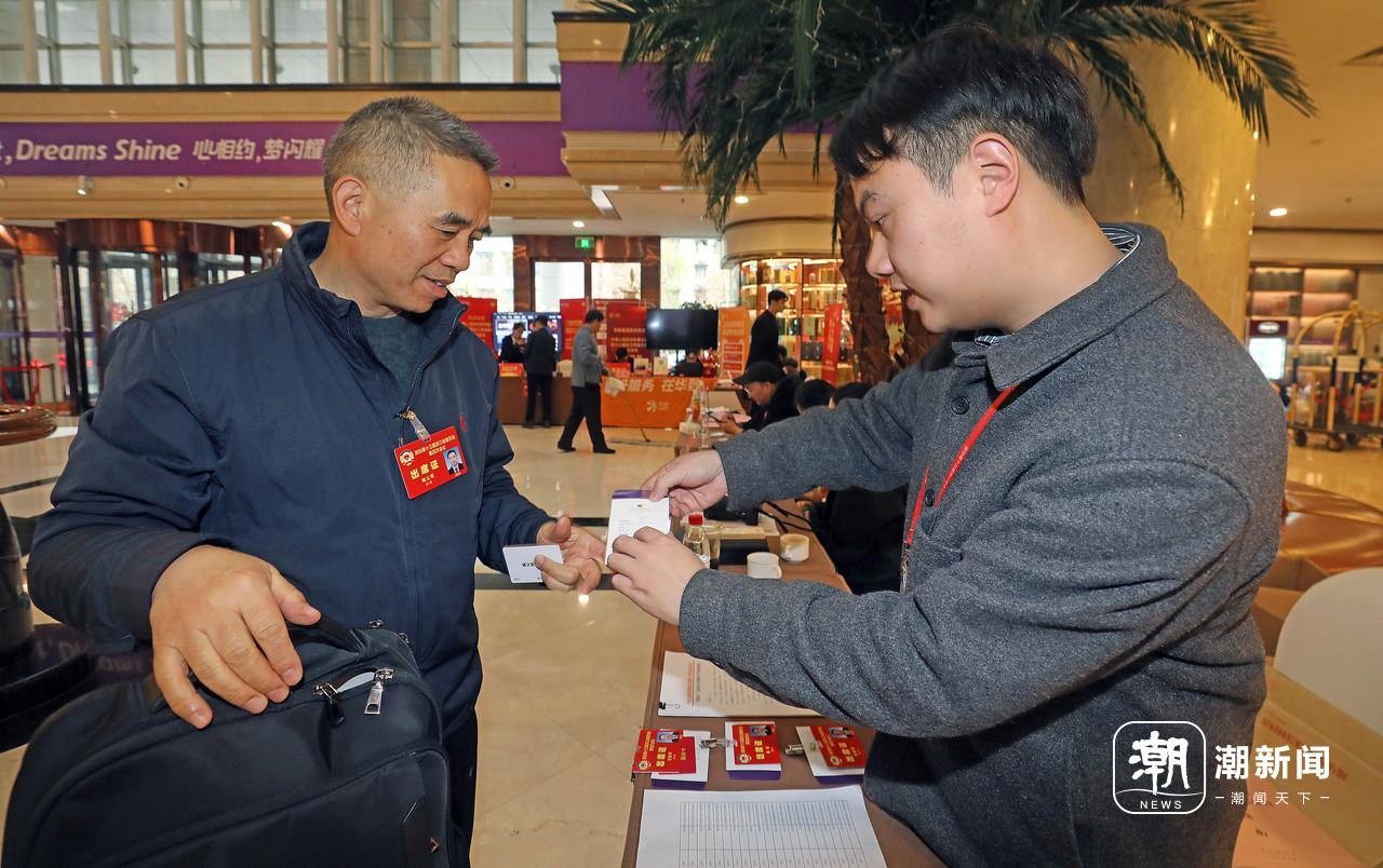 省政协委员陆续报到