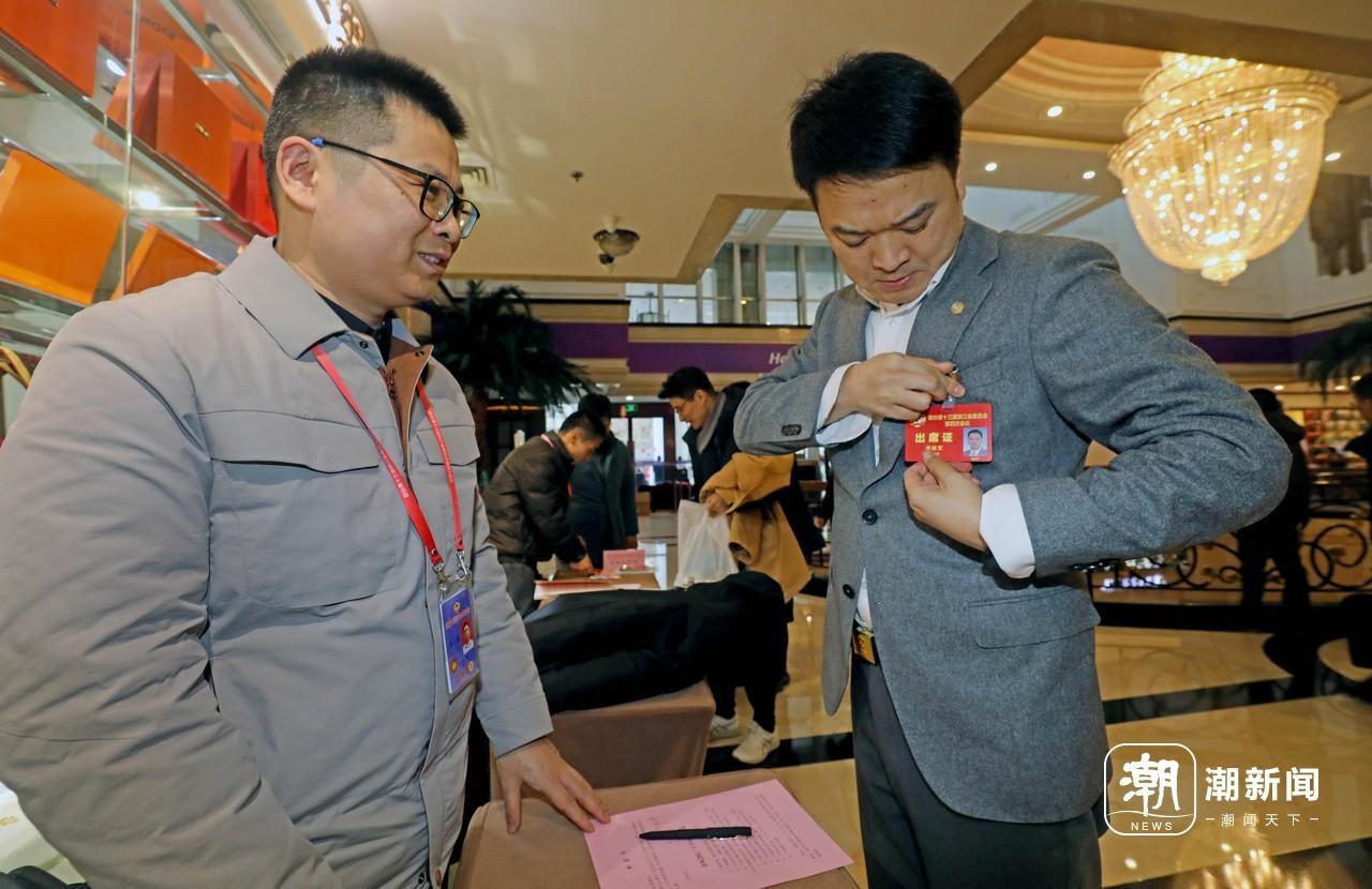 省政协委员陆续报到