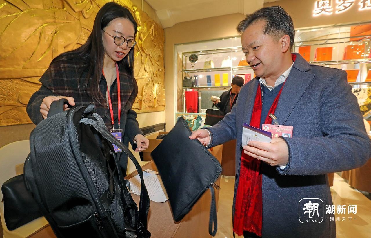 省政协委员陆续报到