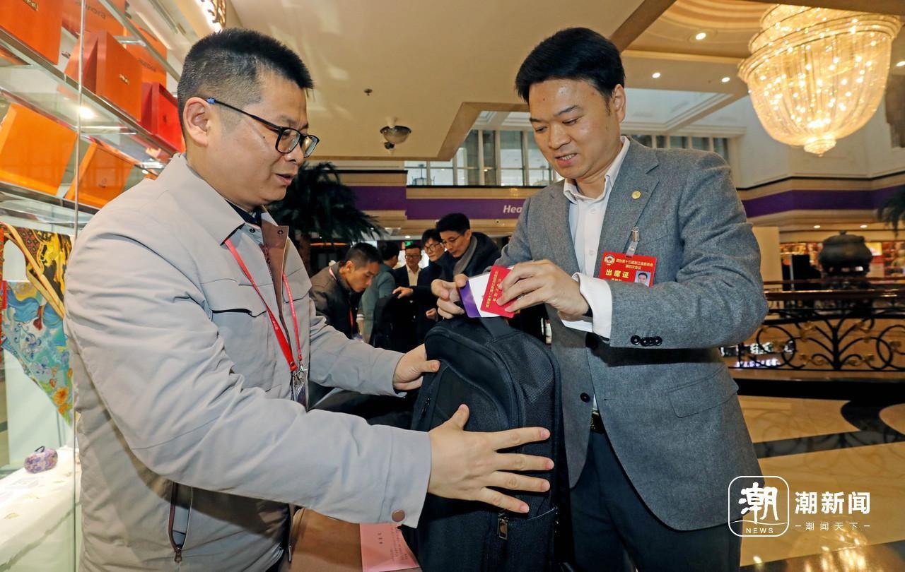 省政协委员陆续报到