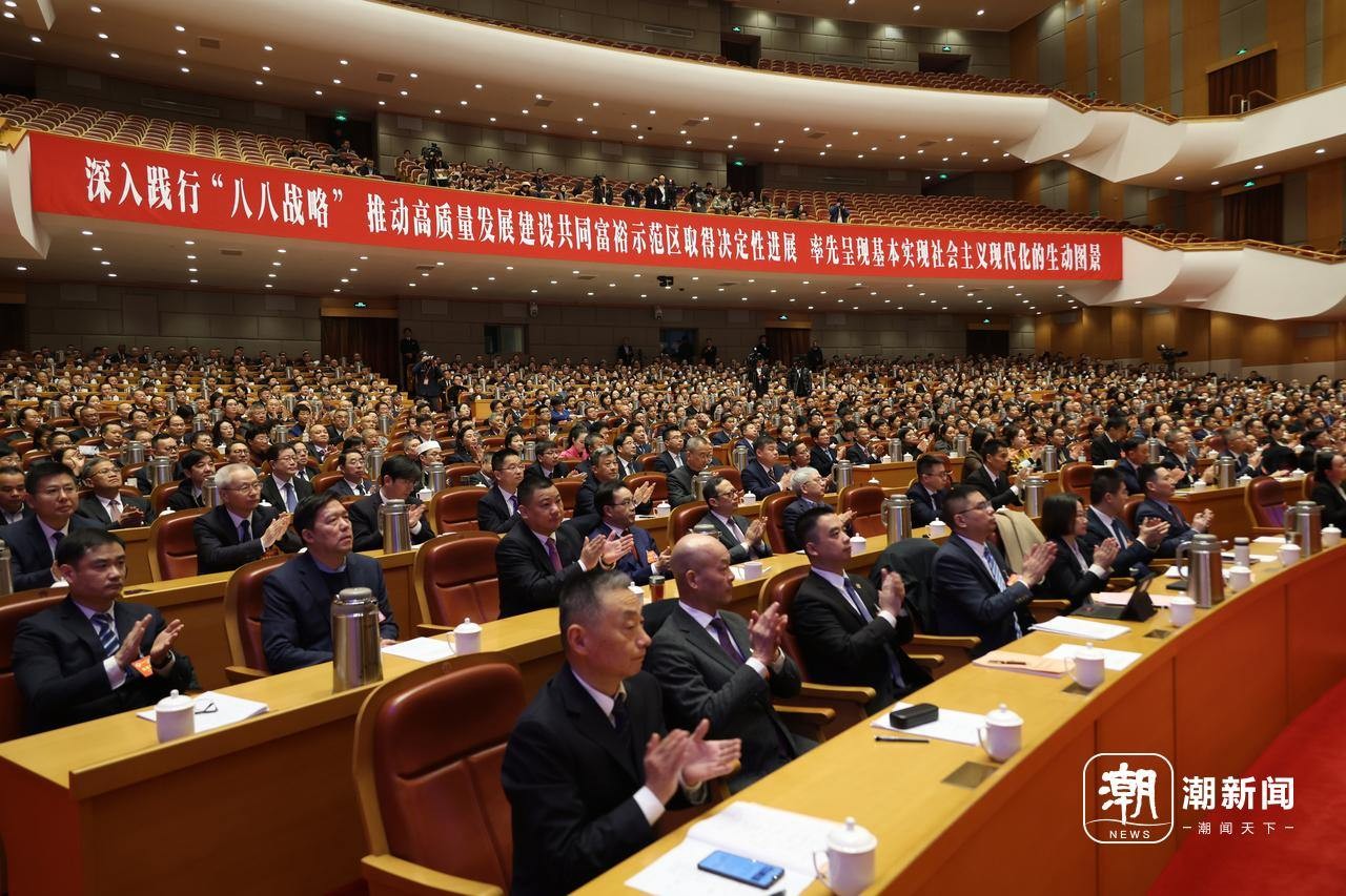 省政协委员认真听会