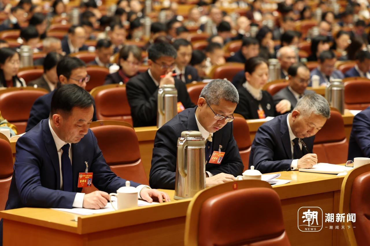 省政协委员认真听会