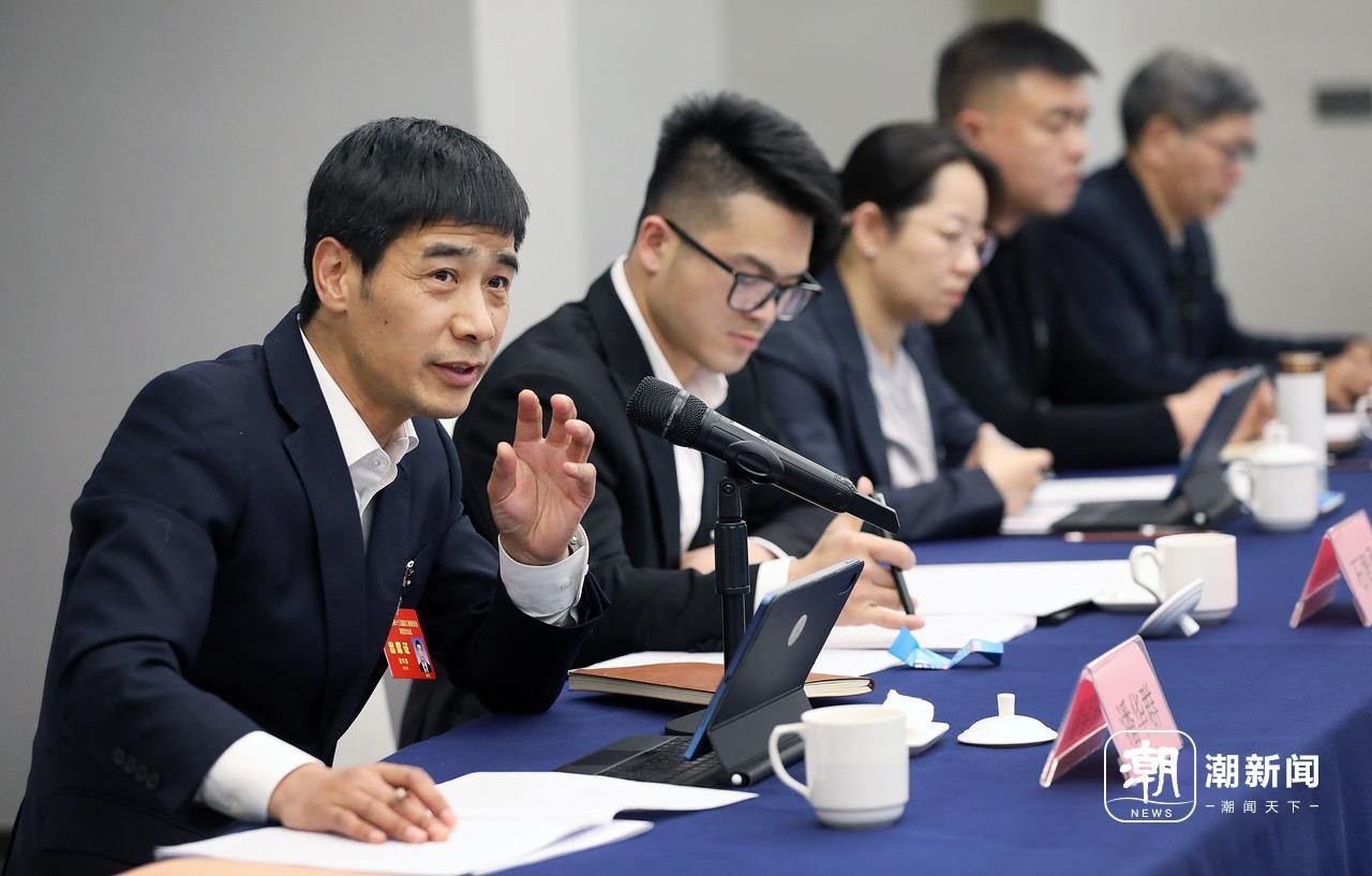 省政协委员分组审议政协常委会工作报告