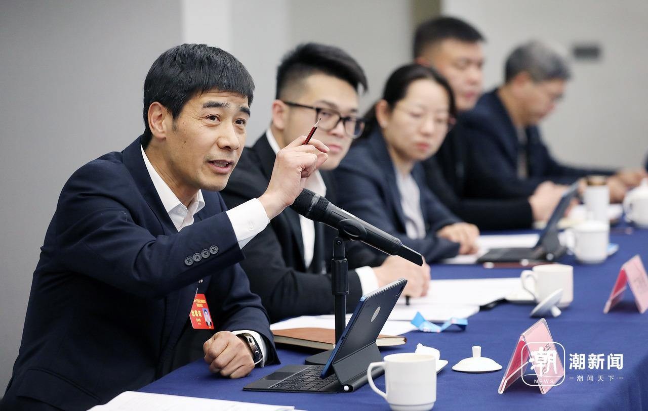 省政协委员分组审议政协常委会工作报告