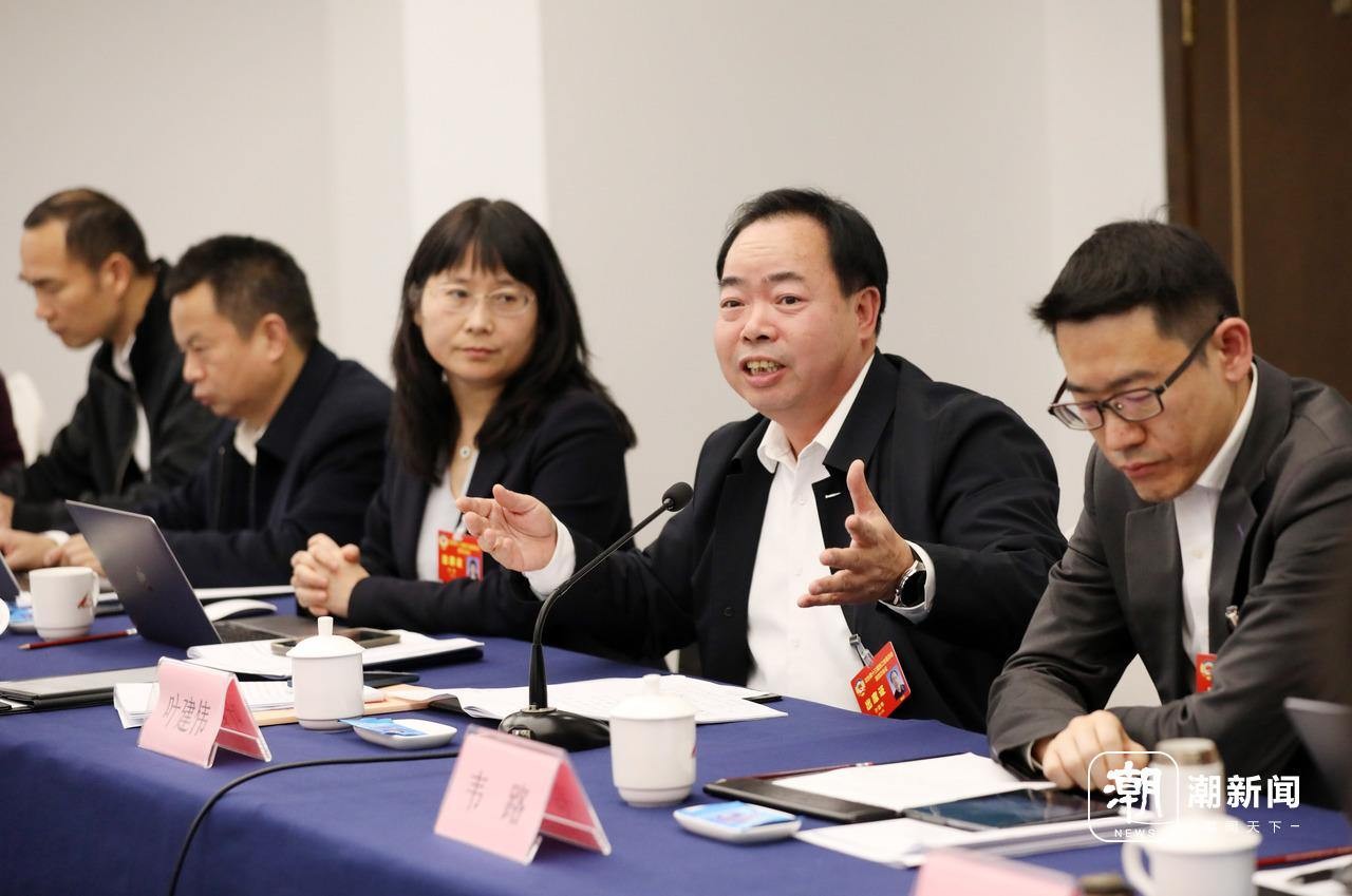 省政协委员分组审议政协常委会工作报告