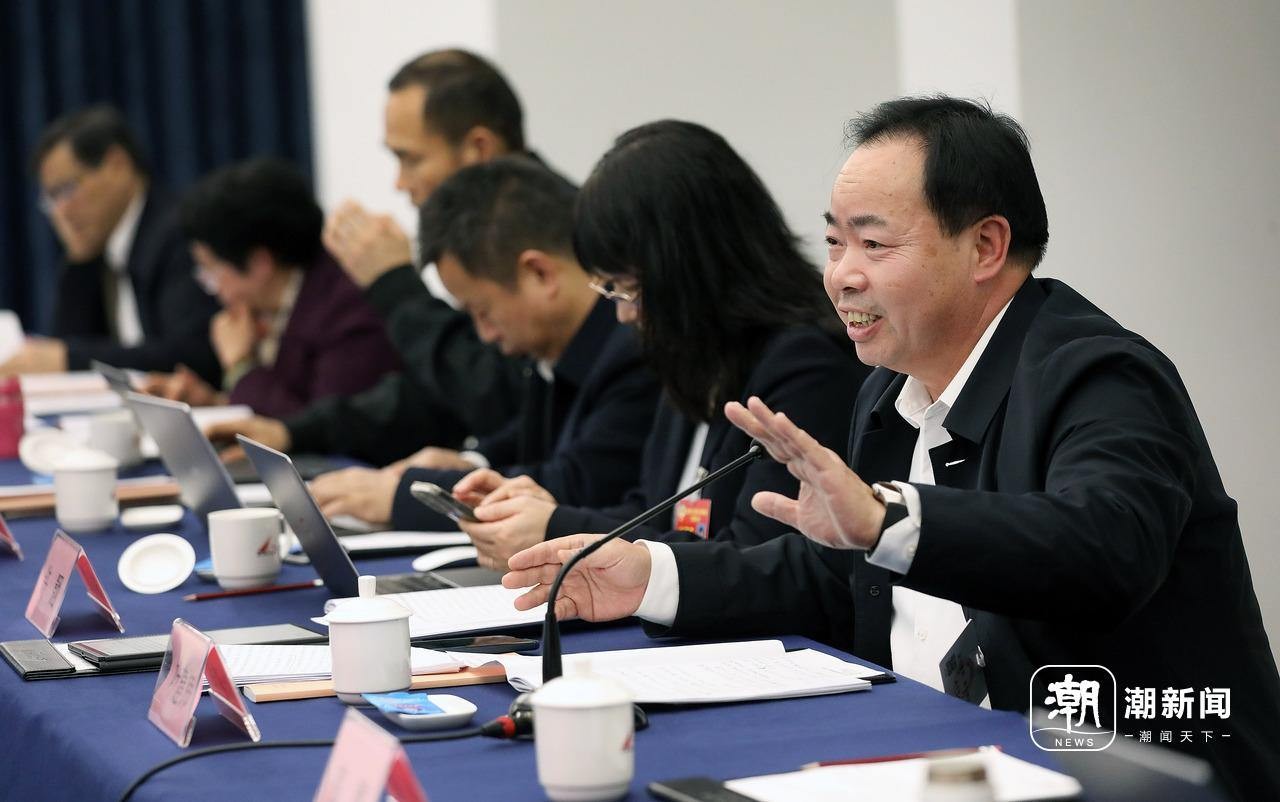 省政协委员分组审议政协常委会工作报告