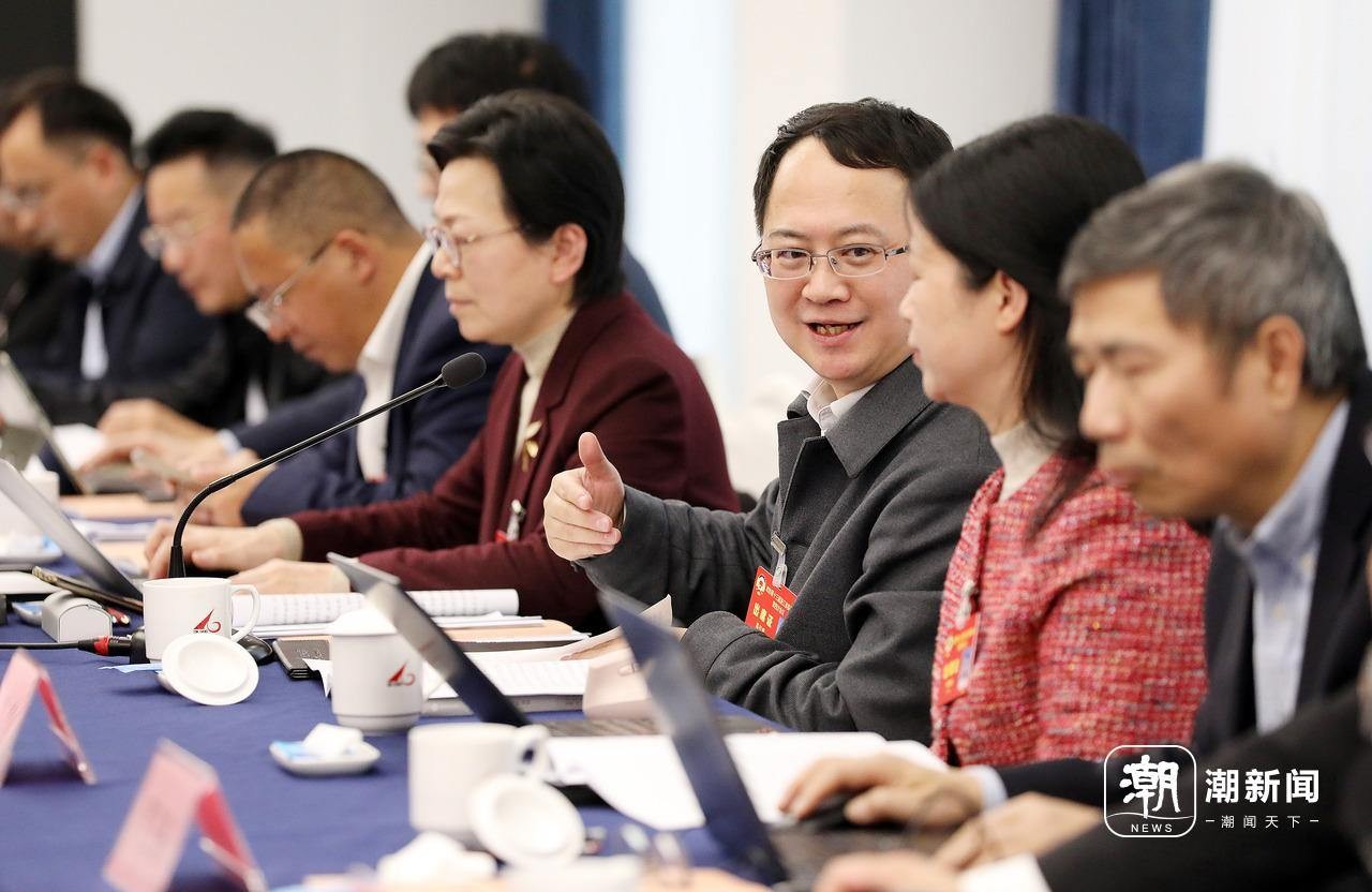 省政协委员分组审议政协常委会工作报告