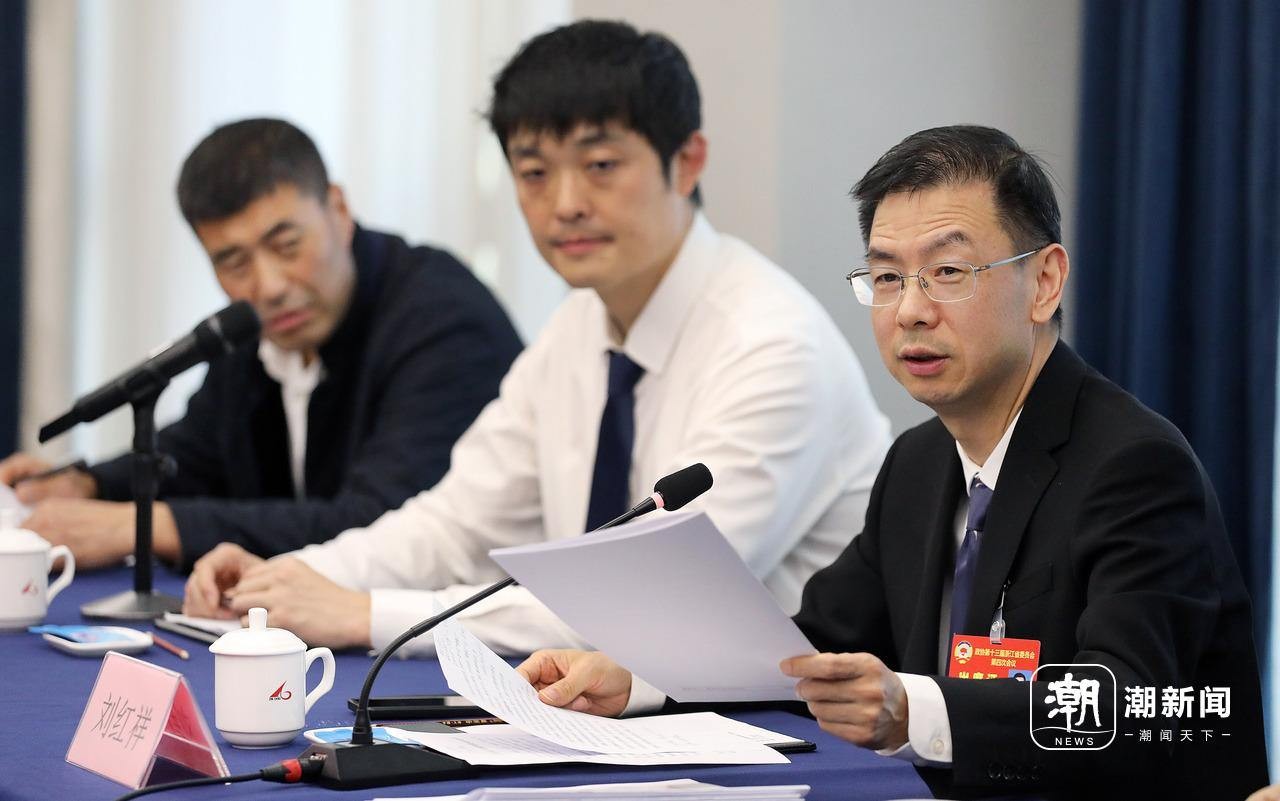 省政协委员分组审议政协常委会工作报告