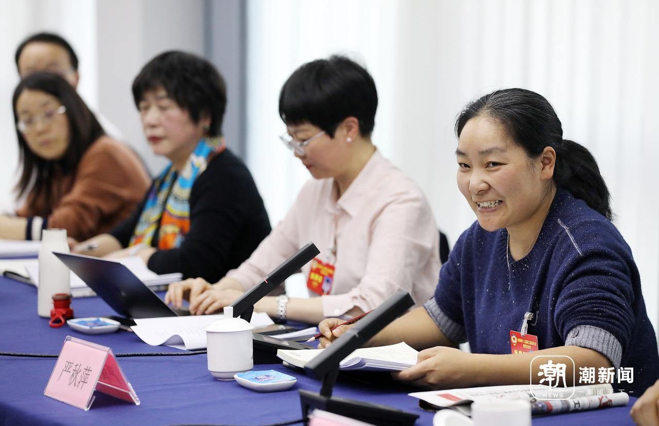 省政协委员分组审议政协常委会工作报告