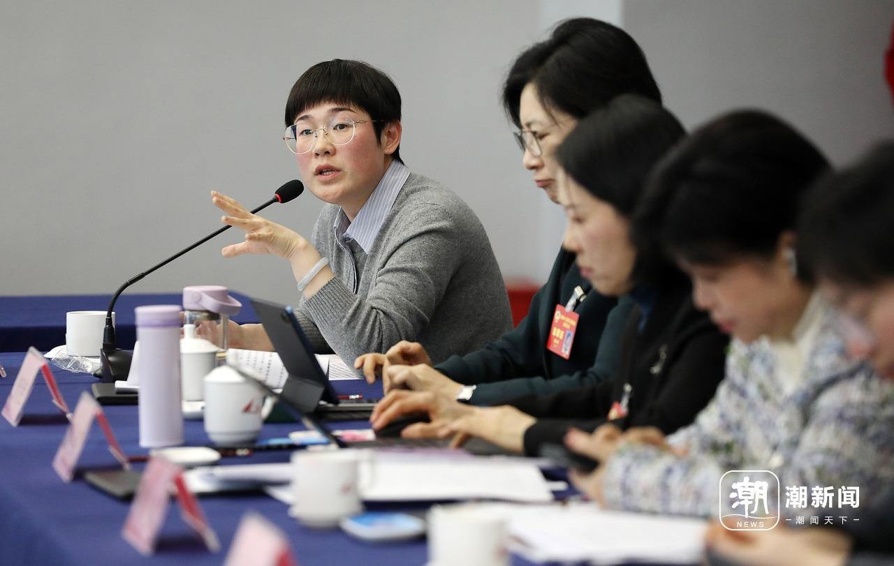 省政协委员分组审议政协常委会工作报告